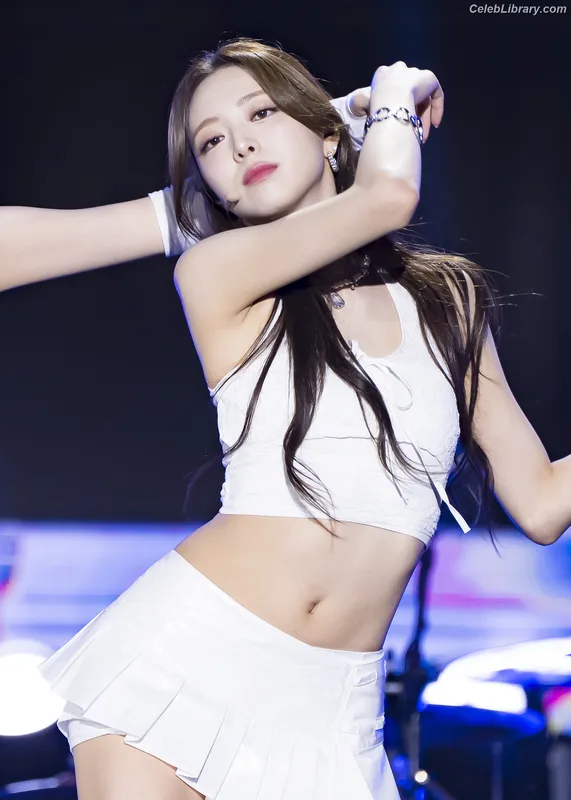 Yuna - ITZY (유나, Shin Yu Na) photo 12 of 1698
