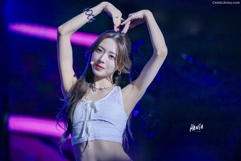Yuna - ITZY (유나, Shin Yu Na) photo 14 of 1698