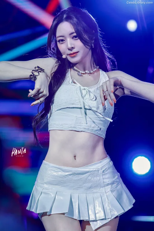 Yuna - ITZY (유나, Shin Yu Na) photo 15 of 1698