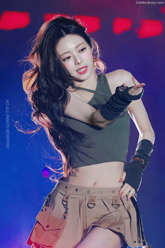 Yuna - ITZY (유나, Shin Yu Na) photo 19 of 1698