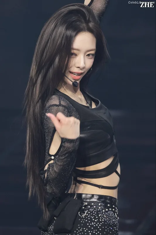 Yuna - ITZY (유나, Shin Yu Na) photo 23 of 1698