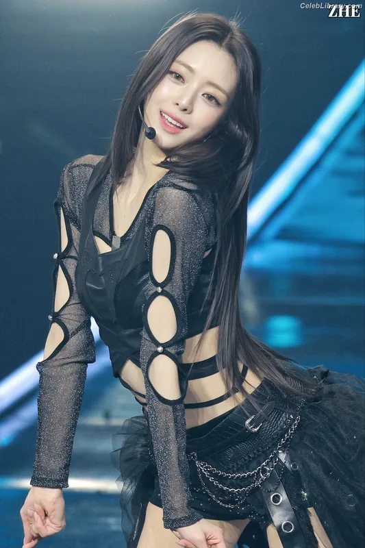 Yuna - ITZY (유나, Shin Yu Na) photo 24 of 1698