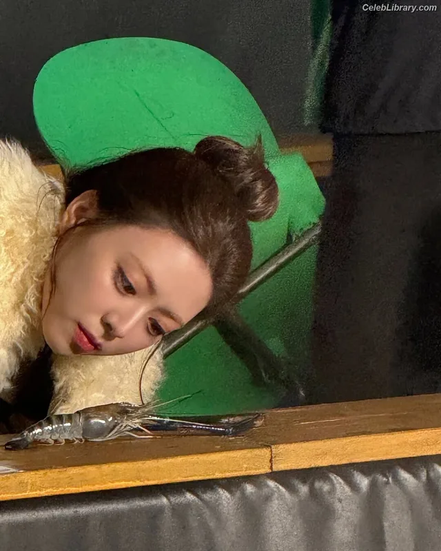 Yuna - ITZY (유나, Shin Yu Na) photo 11 of 1698