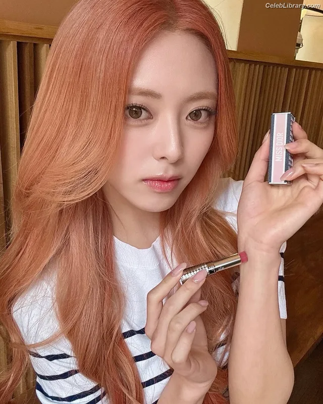 Yuna - ITZY (유나, Shin Yu Na) photo 12 of 1698