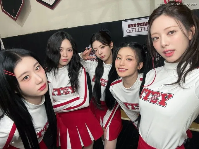 Yuna - ITZY (유나, Shin Yu Na) photo 23 of 1698