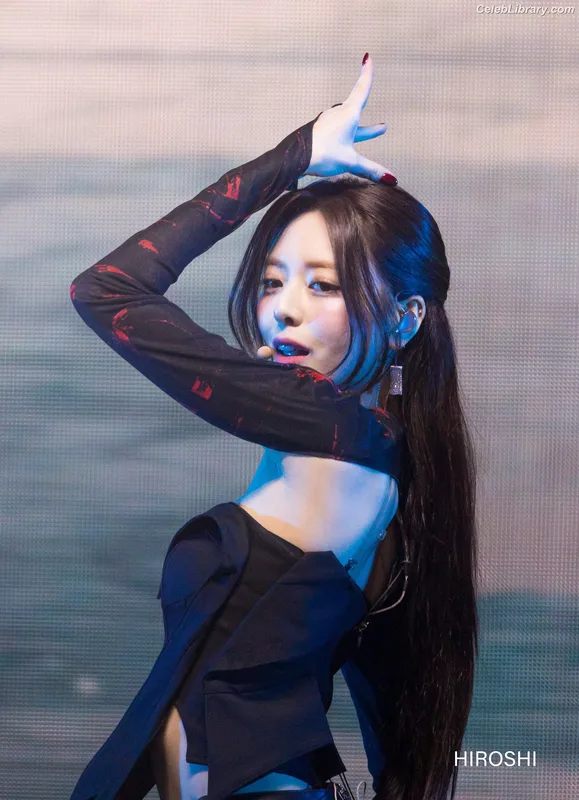 Yuna - ITZY (유나, Shin Yu Na) photo 24 of 1698