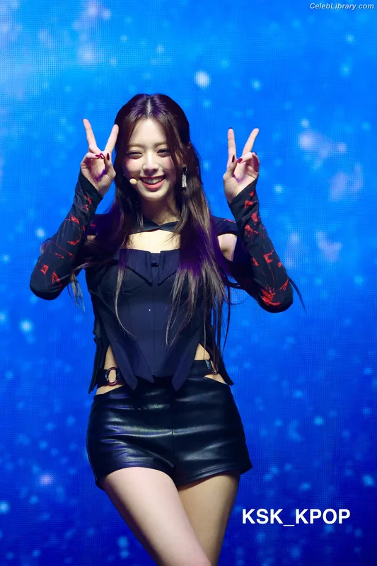 Yuna - ITZY (유나, Shin Yu Na) photo 10 of 1698