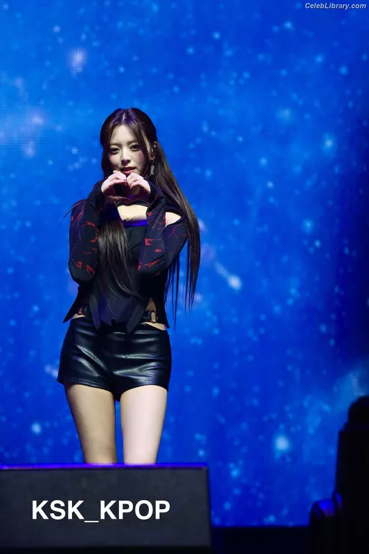 Yuna - ITZY (유나, Shin Yu Na) photo 11 of 1698