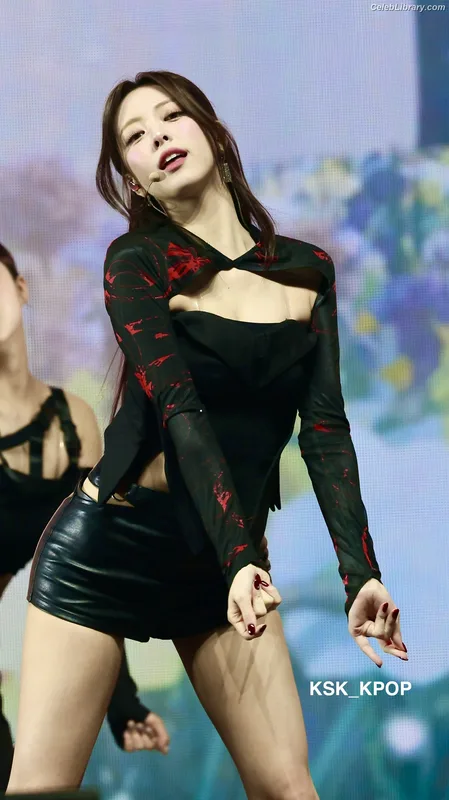 Yuna - ITZY (유나, Shin Yu Na) photo 13 of 1698