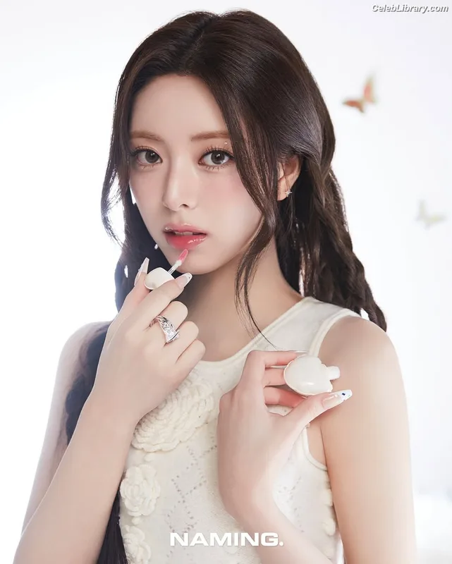 Yuna - ITZY (유나, Shin Yu Na) photo 14 of 1698