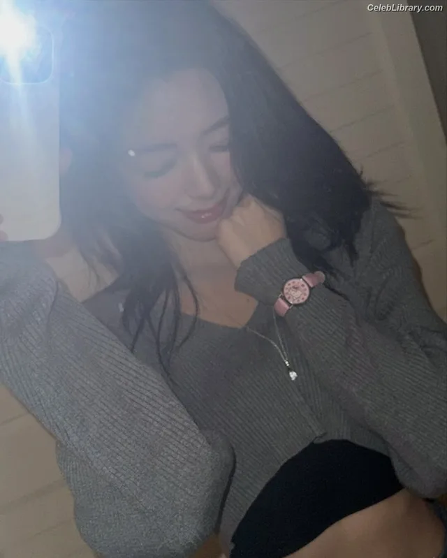 Yuna - ITZY (유나, Shin Yu Na) photo 1 of 1698
