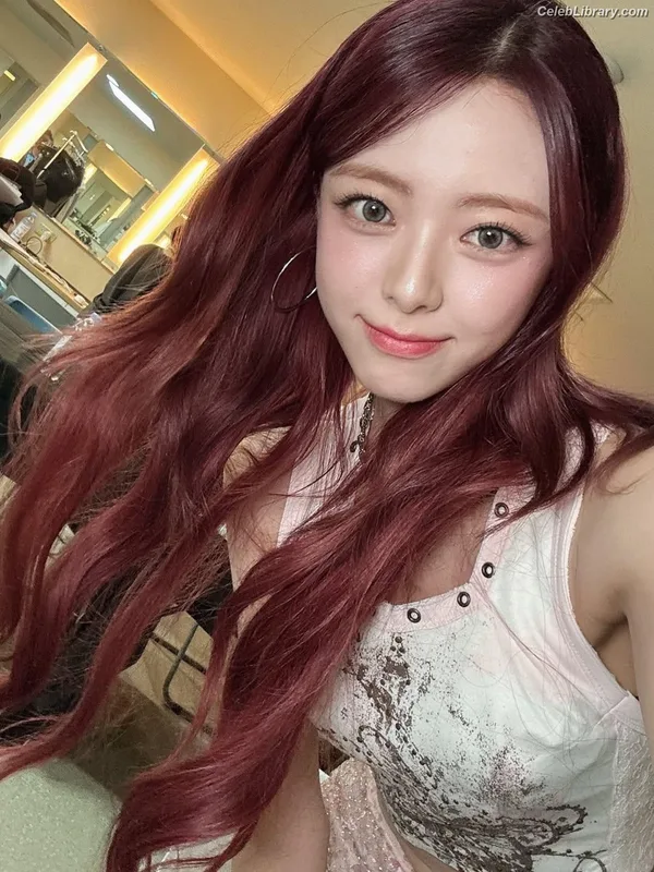 Yuna - ITZY (유나, Shin Yu Na) photo 6 of 1698