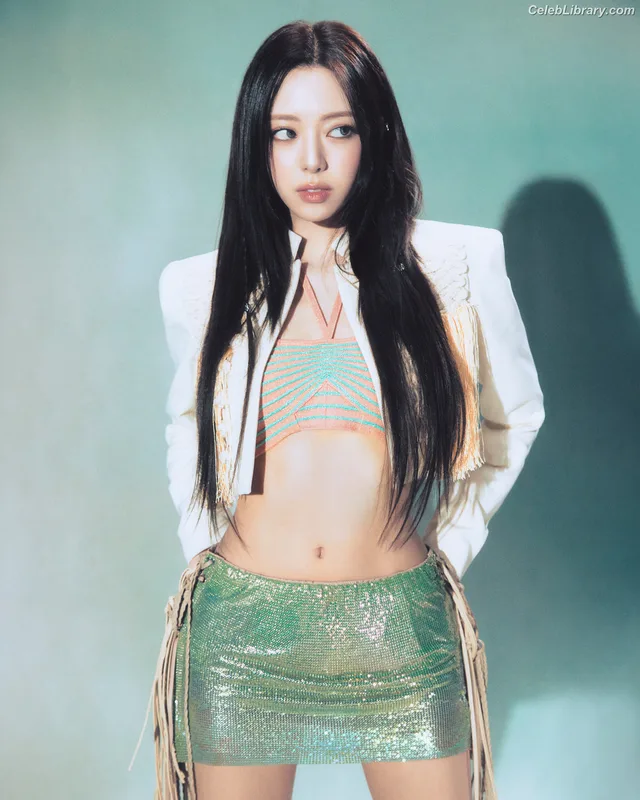 Yuna - ITZY (유나, Shin Yu Na) photo 13 of 1698