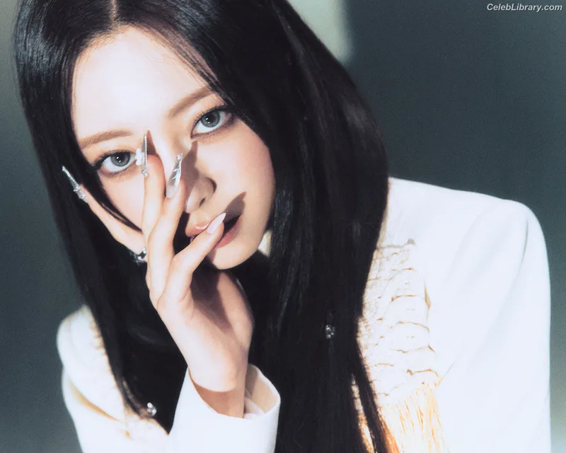 Yuna - ITZY (유나, Shin Yu Na) photo 14 of 1698