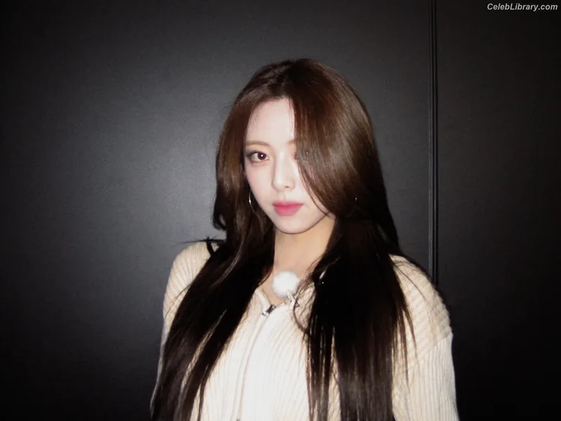Yuna - ITZY (유나, Shin Yu Na) photo 20 of 1698