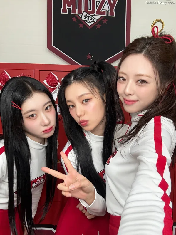 Yuna - ITZY (유나, Shin Yu Na) photo 21 of 1698