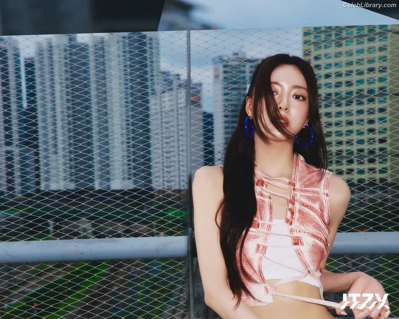 Yuna - ITZY (유나, Shin Yu Na) photo 1 of 1698