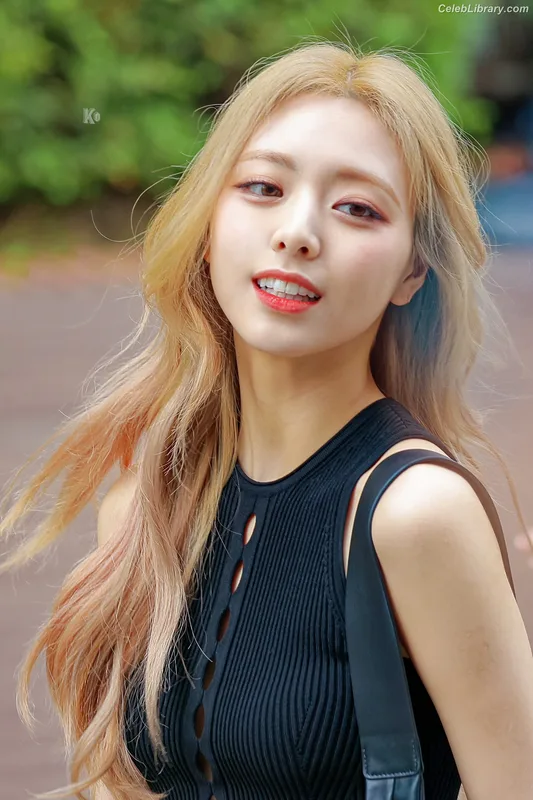 Yuna - ITZY (유나, Shin Yu Na) photo 12 of 1698