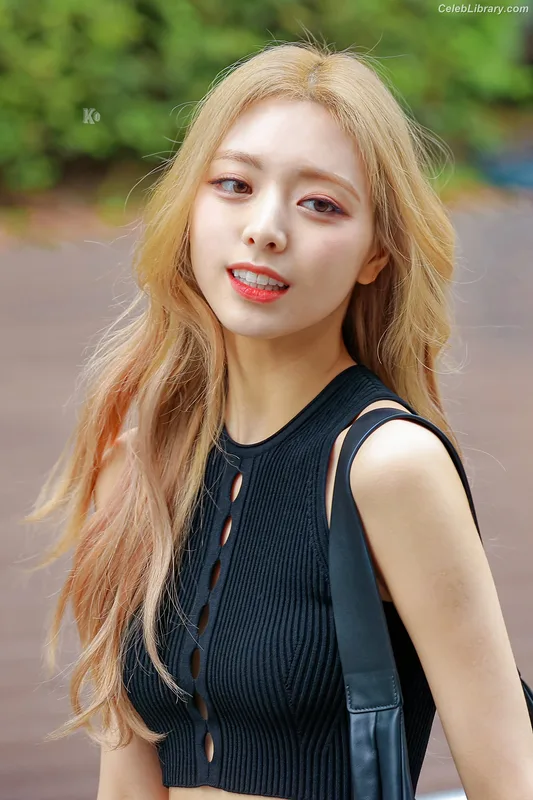 Yuna - ITZY (유나, Shin Yu Na) photo 13 of 1698