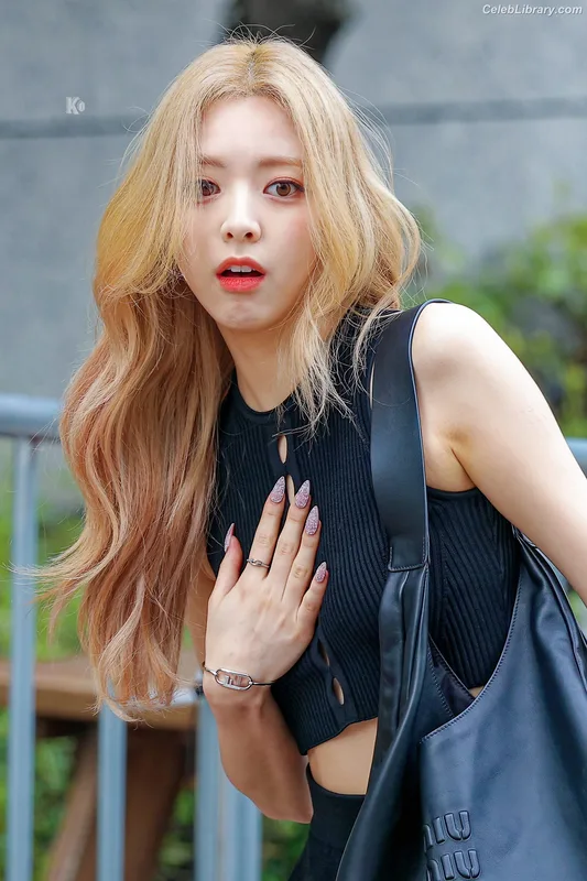 Yuna - ITZY (유나, Shin Yu Na) photo 14 of 1698