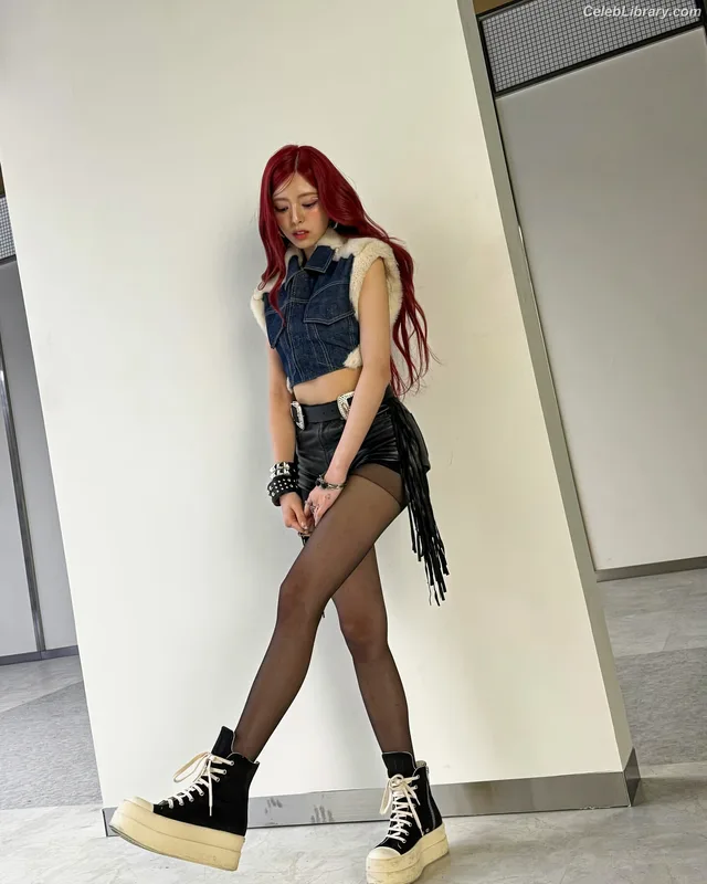 Yuna - ITZY (유나, Shin Yu Na) photo 1 of 1698