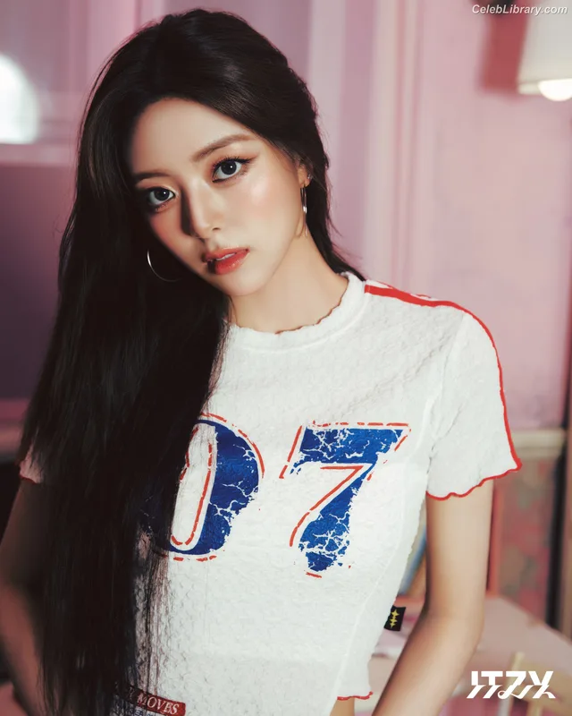 Yuna - ITZY (유나, Shin Yu Na) photo 13 of 1698