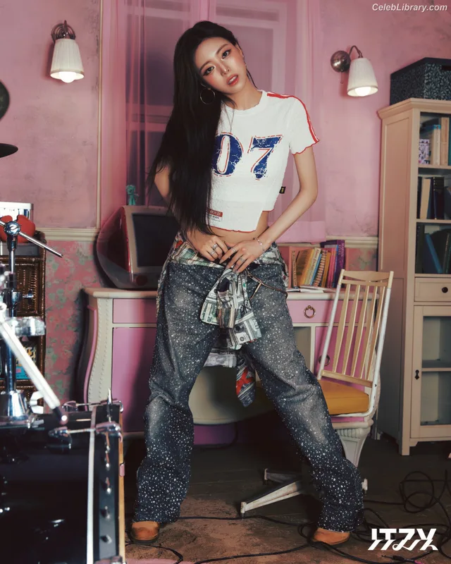 Yuna - ITZY (유나, Shin Yu Na) photo 14 of 1698