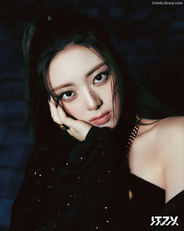 Yuna - ITZY (유나, Shin Yu Na) photo 15 of 1698