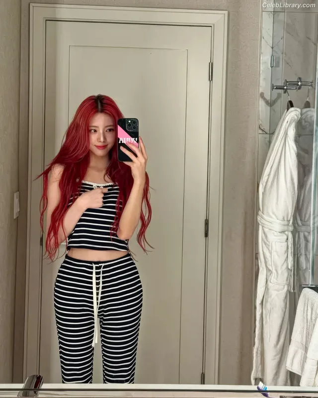 Yuna - ITZY (유나, Shin Yu Na) photo 7 of 1698