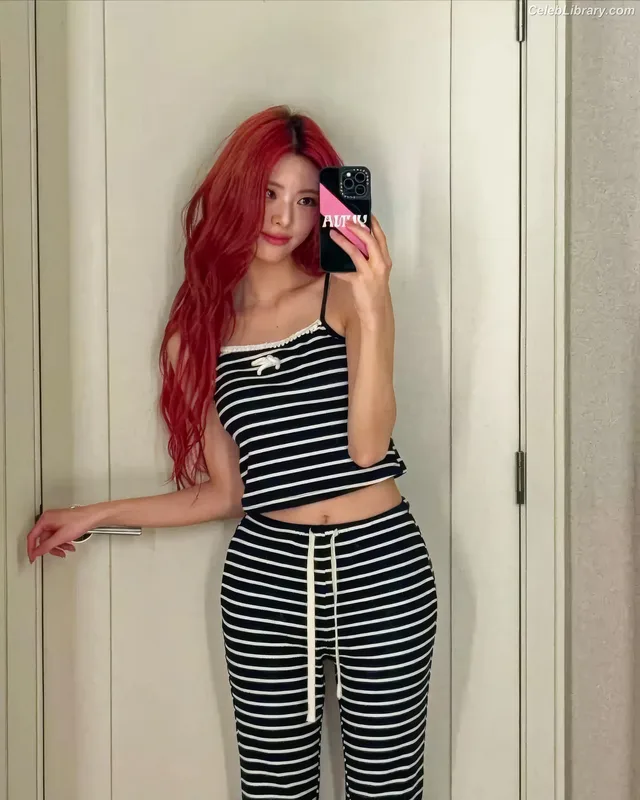 Yuna - ITZY (유나, Shin Yu Na) photo 8 of 1698