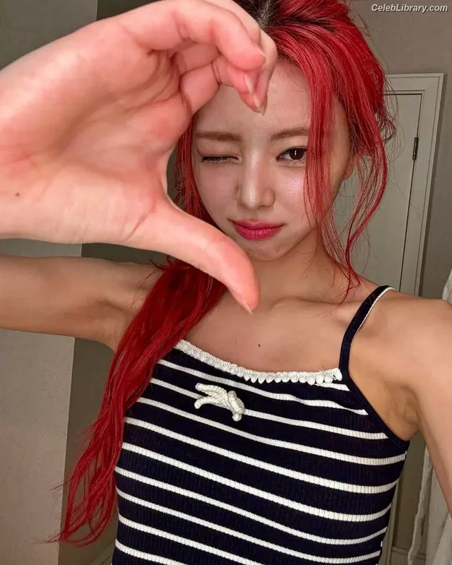 Yuna - ITZY (유나, Shin Yu Na) photo 11 of 1698