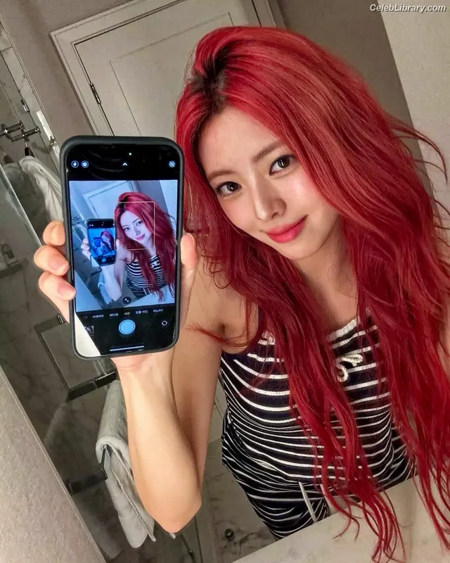 Yuna - ITZY (유나, Shin Yu Na) photo 12 of 1698