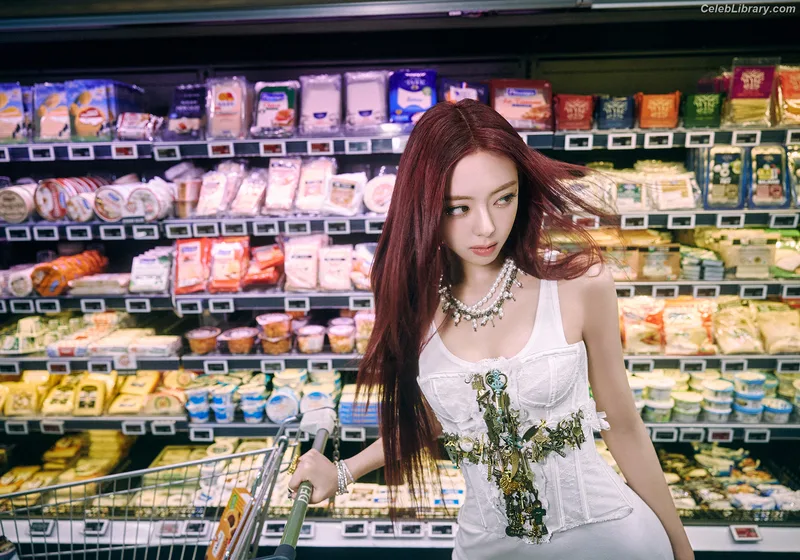 Yuna - ITZY (유나, Shin Yu Na) photo 15 of 1698
