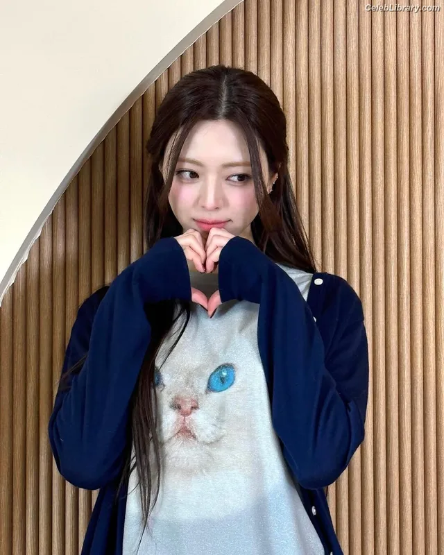 Yuna - ITZY (유나, Shin Yu Na) photo 12 of 1698