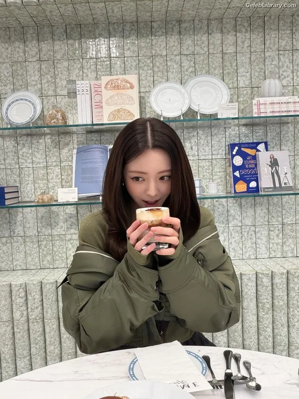 Yuna - ITZY (유나, Shin Yu Na) photo 15 of 1698