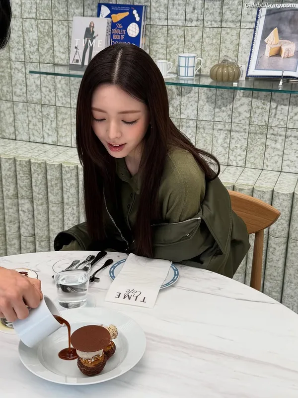 Yuna - ITZY (유나, Shin Yu Na) photo 21 of 1698