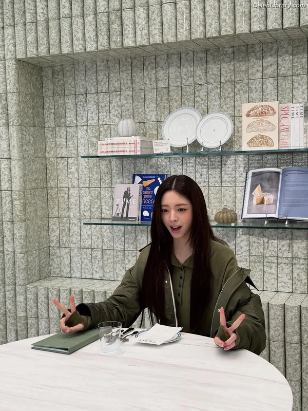 Yuna - ITZY (유나, Shin Yu Na) photo 23 of 1698