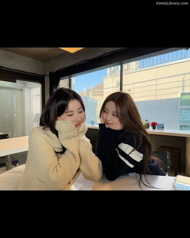 Yuna - ITZY (유나, Shin Yu Na) photo 10 of 1698