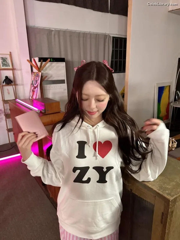 Yuna - ITZY (유나, Shin Yu Na) photo 1 of 1698