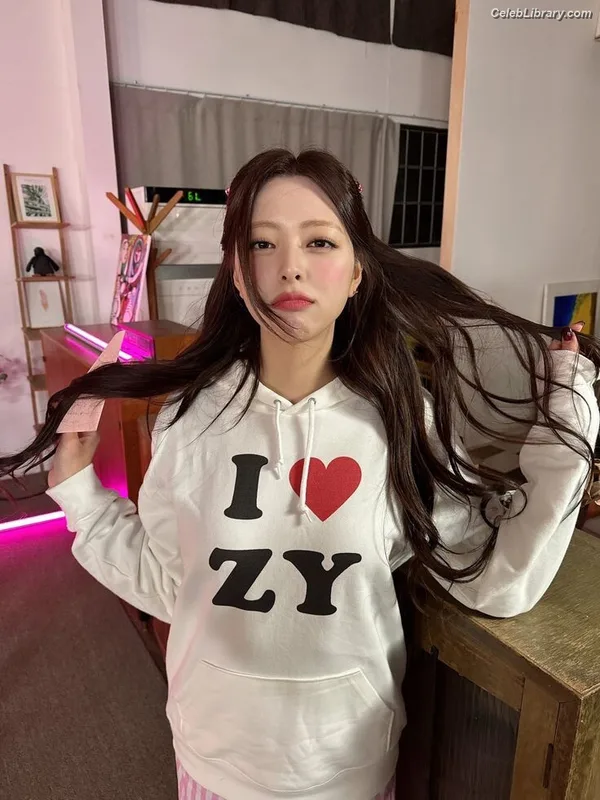 Yuna - ITZY (유나, Shin Yu Na) photo 2 of 1698