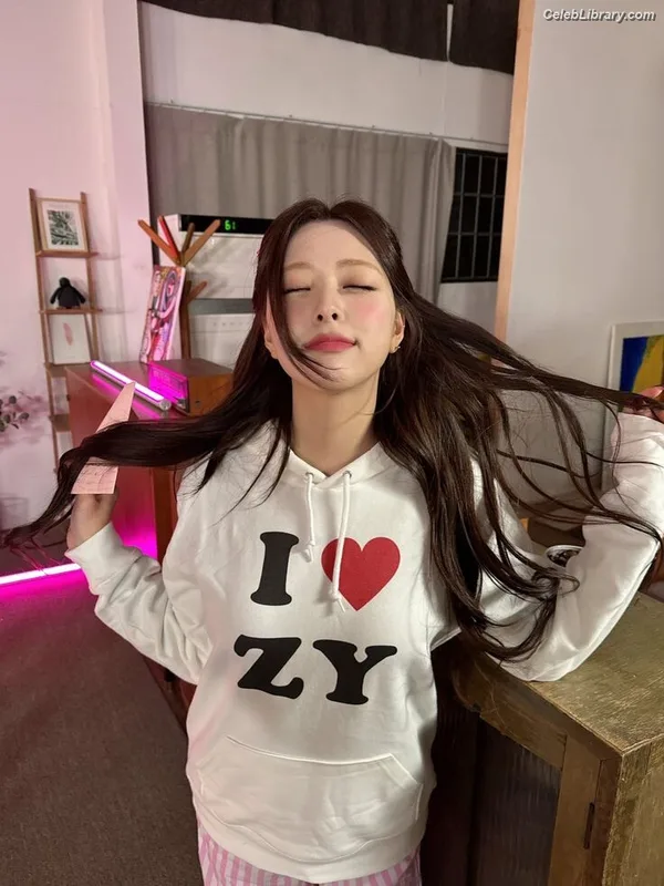 Yuna - ITZY (유나, Shin Yu Na) photo 3 of 1698