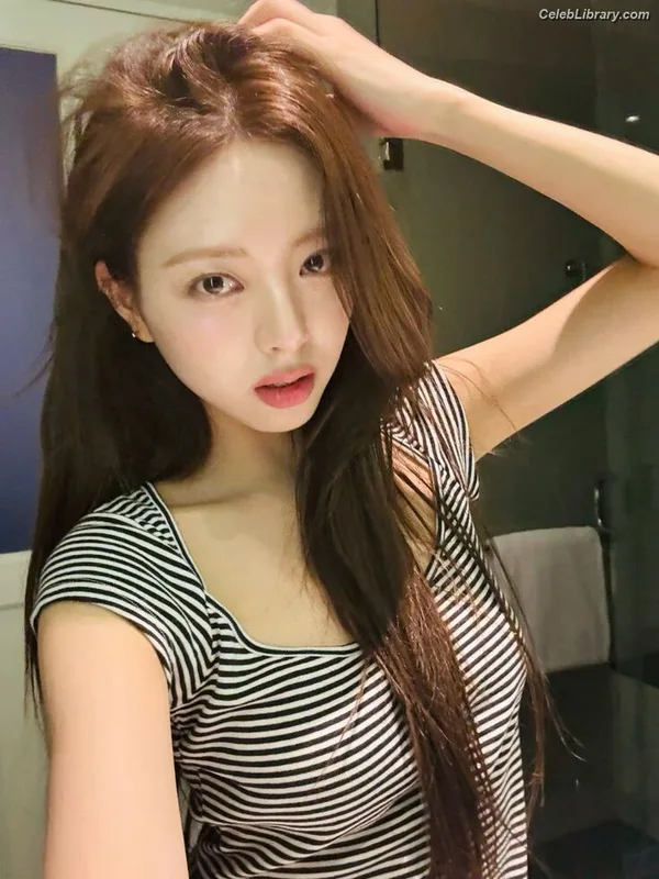 Yuna - ITZY (유나, Shin Yu Na) photo 4 of 1698