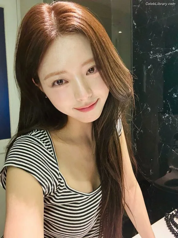 Yuna - ITZY (유나, Shin Yu Na) photo 5 of 1698