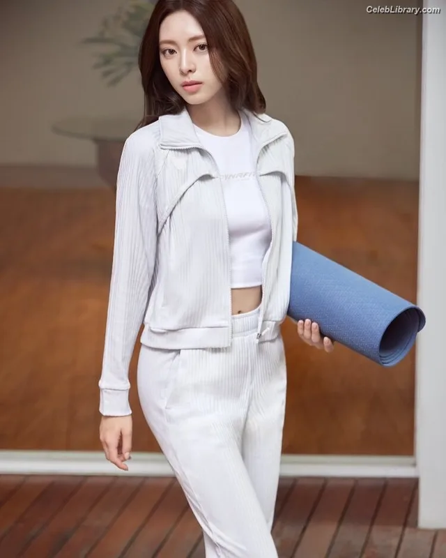 Yuna - ITZY (유나, Shin Yu Na) photo 12 of 1698