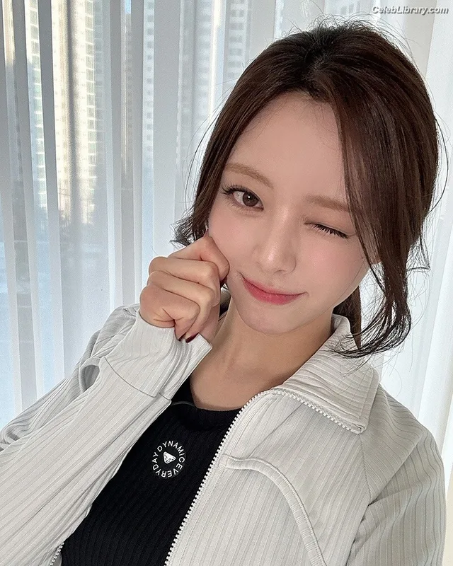 Yuna - ITZY (유나, Shin Yu Na) photo 2 of 1698