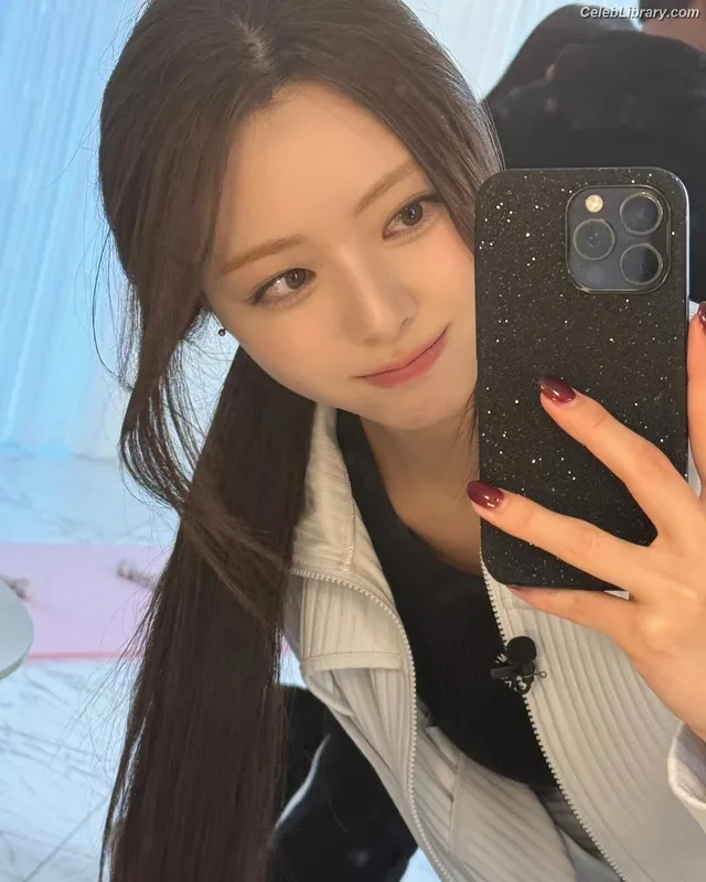 Yuna - ITZY (유나, Shin Yu Na) photo 4 of 1698