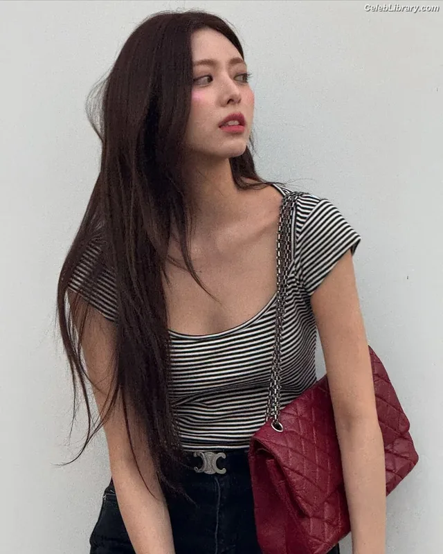 Yuna - ITZY (유나, Shin Yu Na) photo 21 of 1698