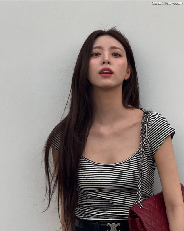 Yuna - ITZY (유나, Shin Yu Na) photo 22 of 1698