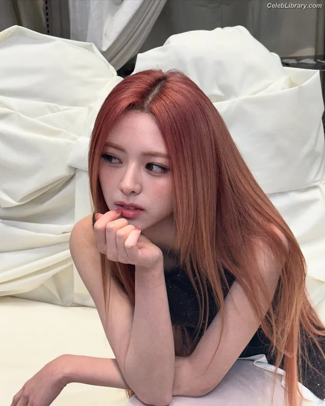 Yuna - ITZY (유나, Shin Yu Na) photo 2 of 1698