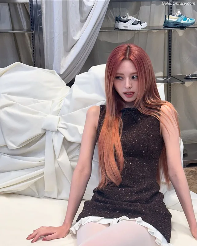 Yuna - ITZY (유나, Shin Yu Na) photo 5 of 1698
